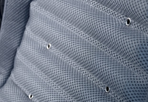 Mặt ghế chất liệu polyester duy trì sự mát lạnh trên suốt hành trình