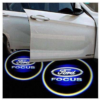 Logo xe Ford BẤT NGỜ chiếu sáng xuống mặt đất khiến nhân viên trạm xăng ngớ người vì ngạc nhiên